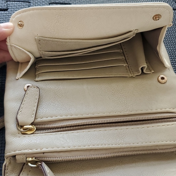 Naturalizer Crossbody - Picture 4 of 5